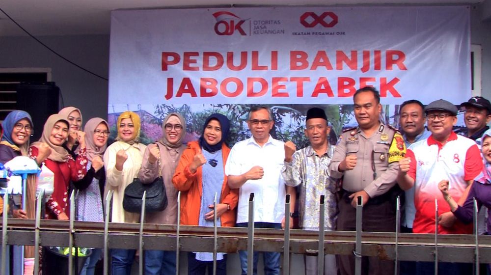 <p>Ketua Dewan Komisioner OJK Wimboh Santoso mengunjungi korban bencana banjir di Narogong dan Pondok Gede, Minggu, 5 Januari 2020 (Sumber: https://www.ojk.go.id/)</p>
