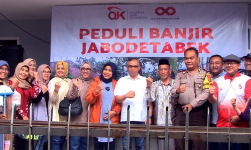 <p>Ketua Dewan Komisioner OJK Wimboh Santoso mengunjungi korban bencana banjir di Narogong dan Pondok Gede, Minggu, 5 Januari 2020 (Sumber: https://www.ojk.go.id/)</p>
