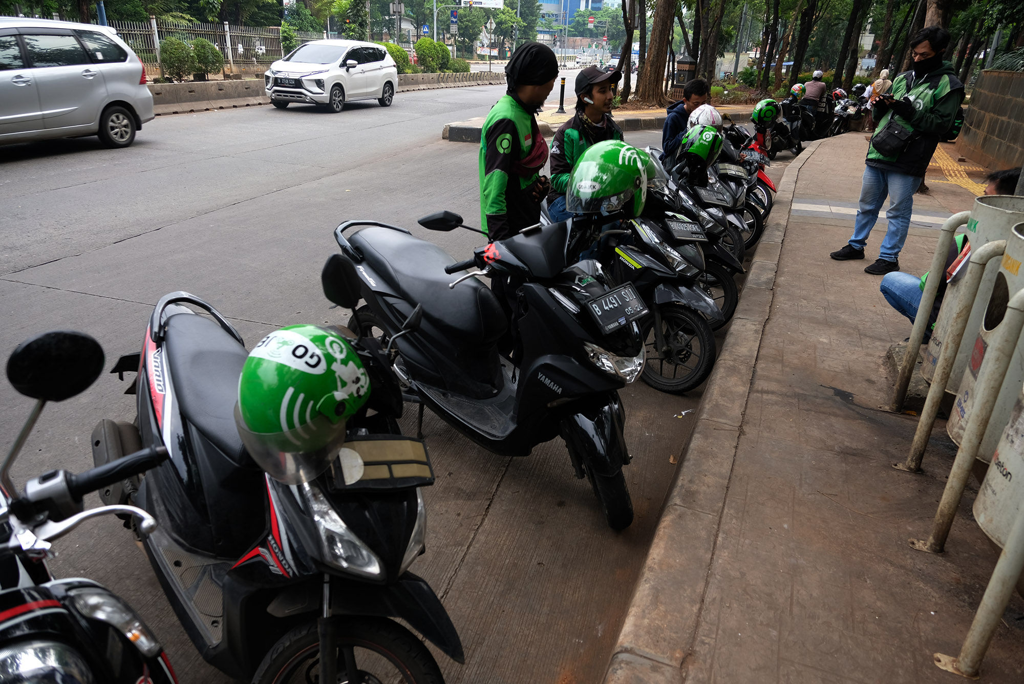 <p>Sejumlah Driver Ojek Online menunggu orderan di Jakarta, Jumat, 10 April 2020. Foto: Ismail Pohan/TrenAsia</p>
