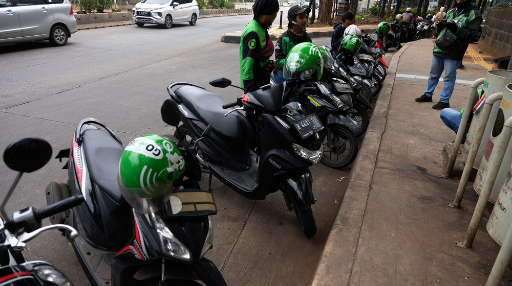 <p>Sejumlah Driver Ojek Online menunggu orderan di Jakarta, Jumat, 10 April 2020. Foto: Ismail Pohan/TrenAsia</p>
