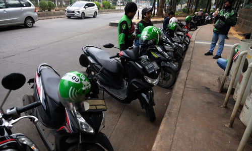 <p>Sejumlah Driver Ojek Online menunggu orderan di Jakarta, Jumat, 10 April 2020. Foto: Ismail Pohan/TrenAsia</p>
