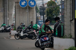 <p>Sejumlah Driver Ojek Online menunggu orderan di Jakarta, Jumat, 10 April 2020. Peraturan Gubernur DKI Jakarta dalam pelaksanaan PSBB mengatur angkutan roda dua seperti ojek online maupun ojek konvensional dilarang membawa penumpang. Foto: Ismail Pohan/TrenAsia</p>
