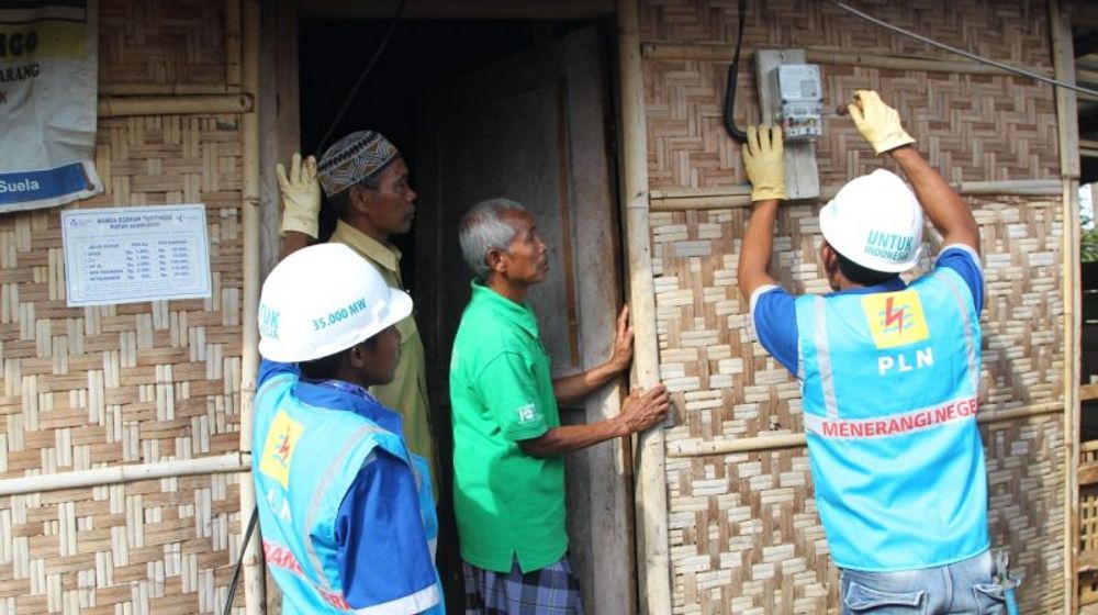 <p>Dalam Perppu yang ditandatangani oleh Presiden Joko Widodo diatur kebijakan pembebasan pembayaran tagihan listrik bagi 24 juta pelanggan dengan daya 450 Volt Ampere (VA) dan memberikan diskon 50% bagi 7 Juta pelanggan dengan daya 900 VA bersubsidi mulai 1 April 2020. / PLN.co.id</p>
