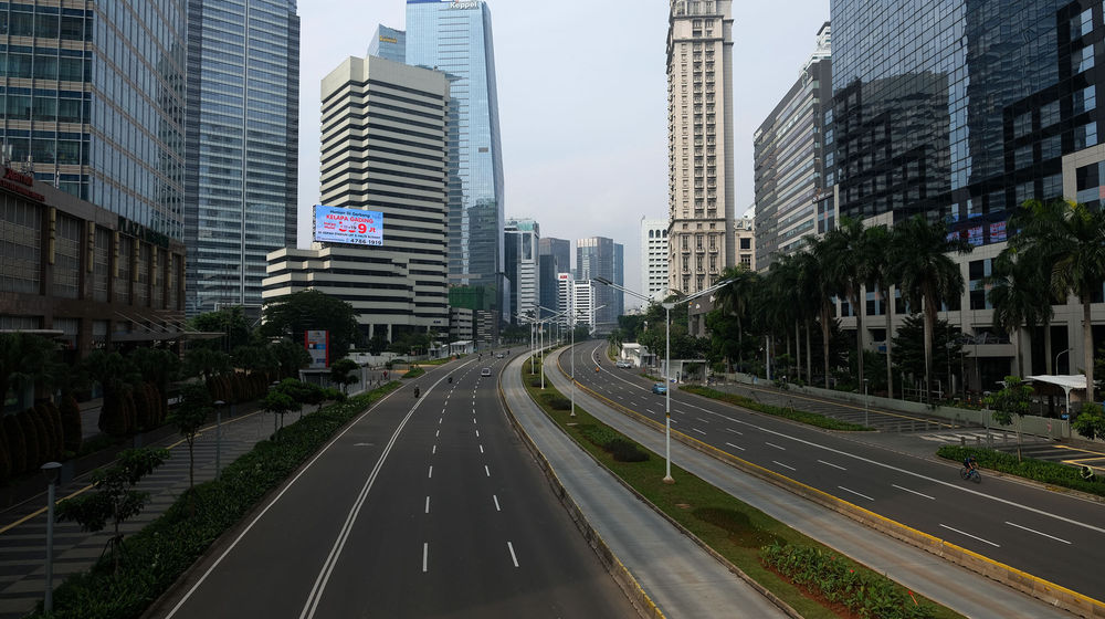 <p>Suasana lengang tampak di ruas Jalan Jenderal Sudirman, Jakarta Pusat, Jumat (10/4/2020). Pemprov DKI Jakarta mulai memberlakukan Pembatasan Sosial Berskala Besar (PSBB) selama 14 hari dimulai pada 10 April hingga 23 April 2020. Foto: Ismail Pohan/TrenAsia</p>
