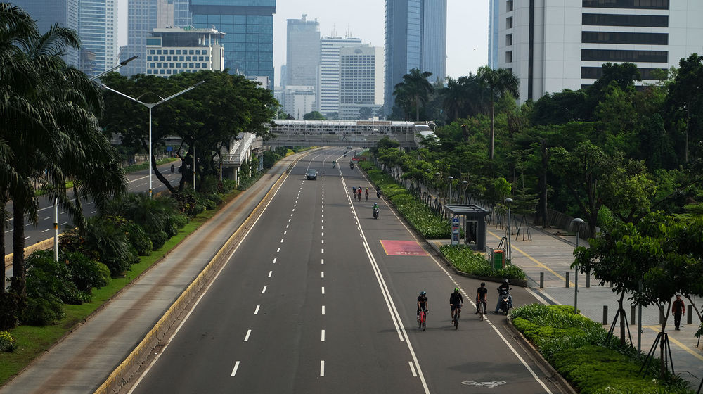 <p>Suasana lengang tampak di ruas Jalan Jenderal Sudirman, Jakarta Pusat, Jumat (10/4/2020). Pemprov DKI Jakarta mulai memberlakukan Pembatasan Sosial Berskala Besar (PSBB) selama 14 hari dimulai pada 10 April hingga 23 April 2020. Foto: Ismail Pohan/TrenAsia</p>
