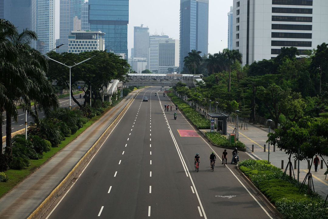 <p>Suasana lengang tampak di ruas Jalan Jenderal Sudirman, Jakarta Pusat, Jumat (10/4/2020). Pemprov DKI Jakarta mulai memberlakukan Pembatasan Sosial Berskala Besar (PSBB) selama 14 hari dimulai pada 10 April hingga 23 April 2020. Foto: Ismail Pohan/TrenAsia</p>
