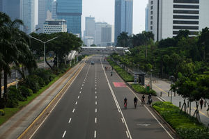 <p>Suasana lengang tampak di ruas Jalan Jenderal Sudirman, Jakarta Pusat, Jumat (10/4/2020). Pemprov DKI Jakarta mulai memberlakukan Pembatasan Sosial Berskala Besar (PSBB) selama 14 hari dimulai pada 10 April hingga 23 April 2020. Foto: Ismail Pohan/TrenAsia</p>
