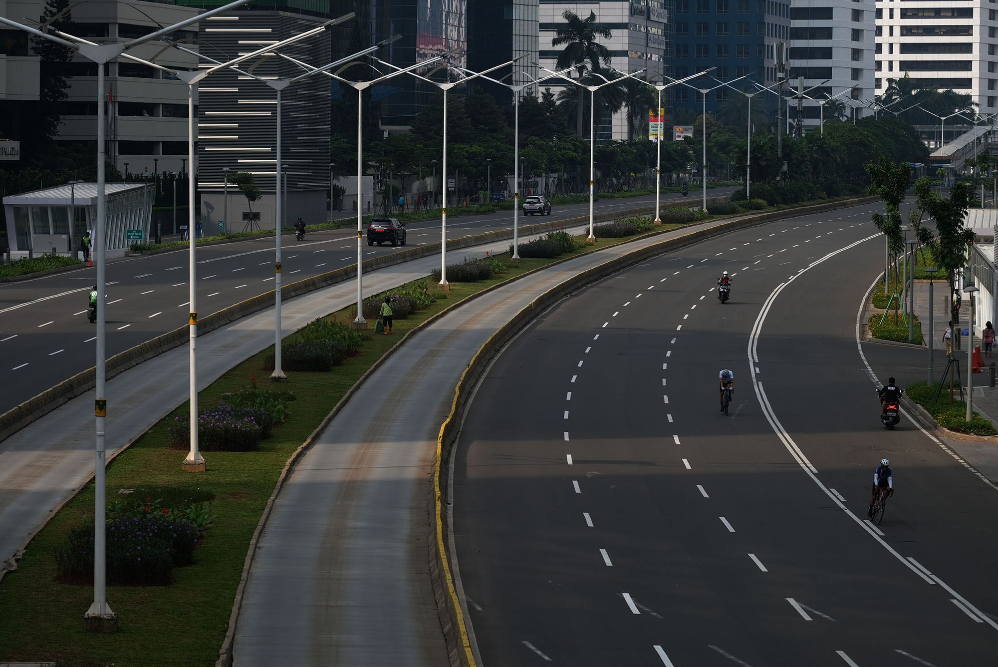 <p>Suasana lengang tampak di ruas Jalan Jenderal Sudirman, Jakarta Pusat, Jumat (10/4/2020). Pemprov DKI Jakarta mulai memberlakukan Pembatasan Sosial Berskala Besar (PSBB) selama 14 hari dimulai pada 10 April hingga 23 April 2020. Foto: Ismail Pohan/TrenAsia</p>
