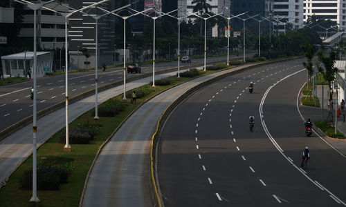 <p>Suasana lengang tampak di ruas Jalan Jenderal Sudirman, Jakarta Pusat, Jumat (10/4/2020). Pemprov DKI Jakarta mulai memberlakukan Pembatasan Sosial Berskala Besar (PSBB) selama 14 hari dimulai pada 10 April hingga 23 April 2020. Foto: Ismail Pohan/TrenAsia</p>
