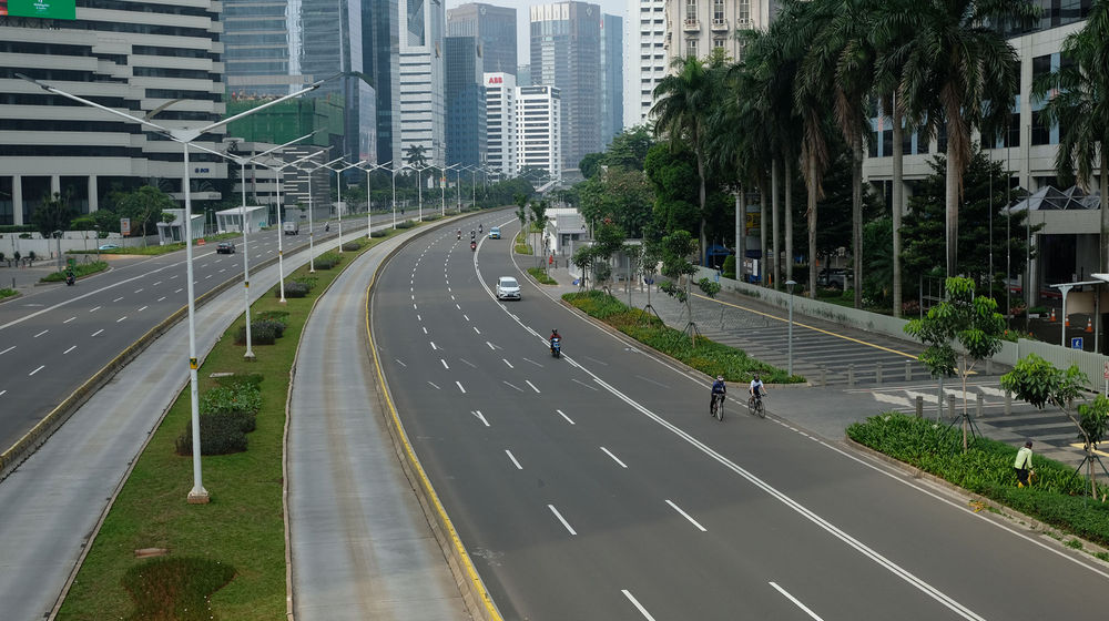 <p>Suasana lengang tampak di ruas Jalan Jenderal Sudirman, Jakarta Pusat, Jumat (10/4/2020). Pemprov DKI Jakarta mulai memberlakukan Pembatasan Sosial Berskala Besar (PSBB) selama 14 hari dimulai pada 10 April hingga 23 April 2020. Foto: Ismail Pohan/TrenAsia</p>
