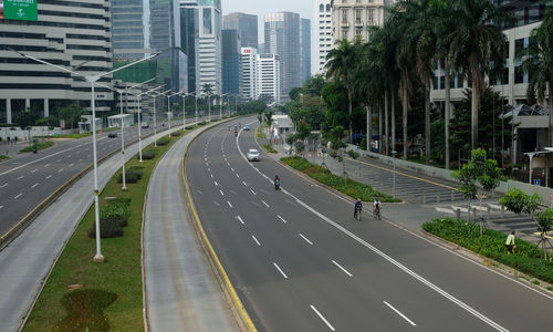 <p>Suasana lengang tampak di ruas Jalan Jenderal Sudirman, Jakarta Pusat, Jumat (10/4/2020). Pemprov DKI Jakarta mulai memberlakukan Pembatasan Sosial Berskala Besar (PSBB) selama 14 hari dimulai pada 10 April hingga 23 April 2020. Foto: Ismail Pohan/TrenAsia</p>
