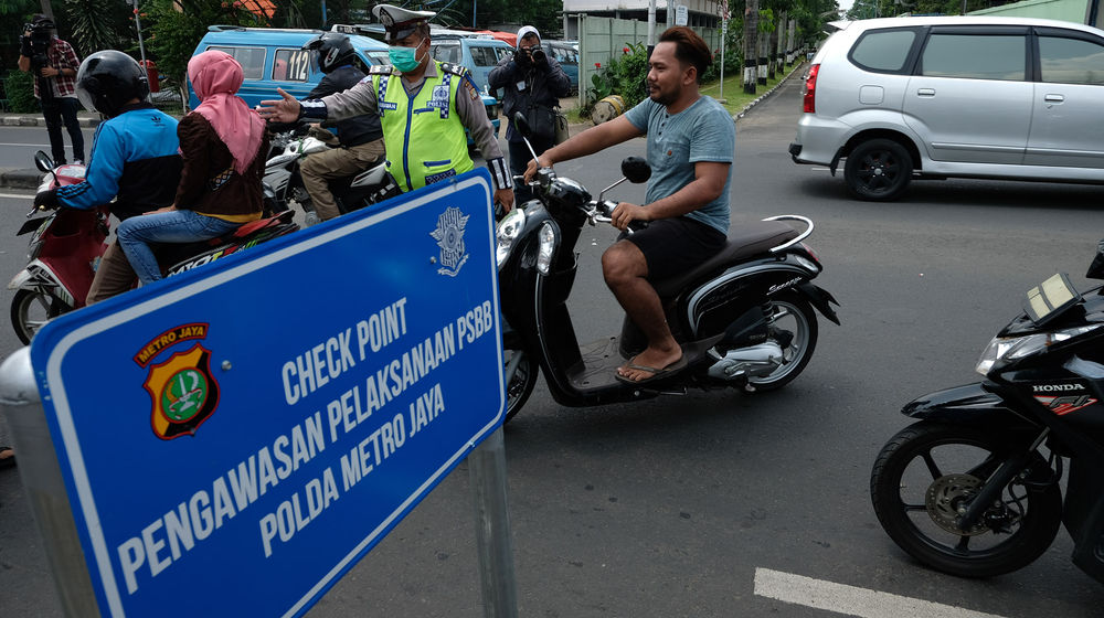 <p>Petugas Polantas bersama Dinas Perhubungan (Dishub) melaksanakan pengawasan dalam penerapan Pembatasan Sosial Berskala Besar (PSBB) di Jalan Raya Bogor perbatasan Depok-Jakarta, Jumat (10/4/2020). Petugas memberhentikan kendaraan untuk mengimbau kewajiban memakai masker dan aturan penumpang dalam satu kendaraan. Polisi pun mengingatkan warga jika tidak ada keperluan penting atau mendesak agar kembali ke rumah. Foto: Ismail Pohan/TrenAsia</p>