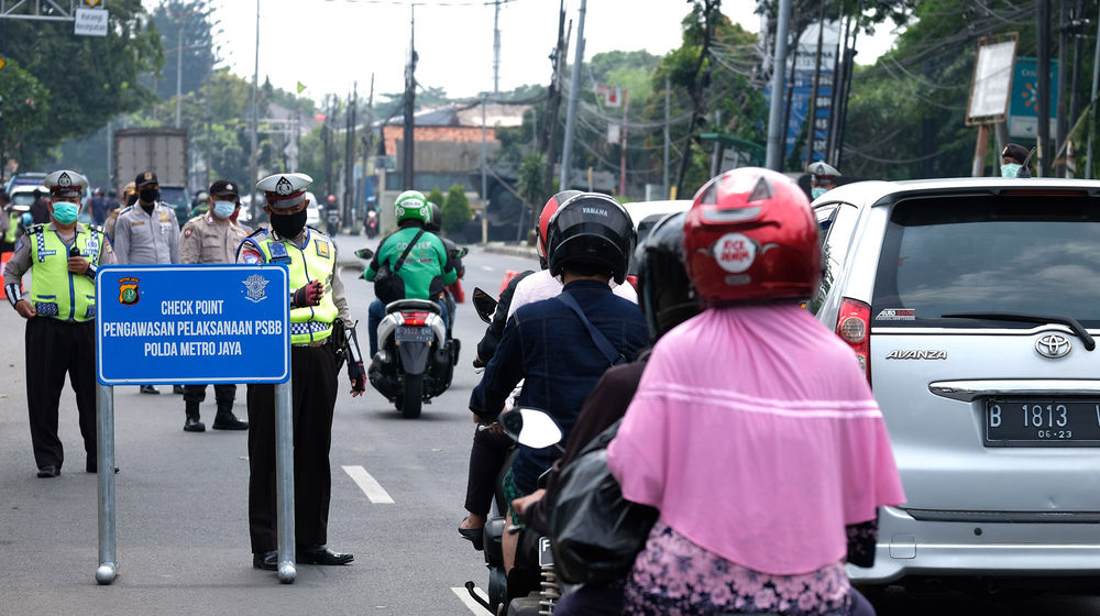 <p>Petugas Polantas bersama Dinas Perhubungan (Dishub) melaksanakan pengawasan dalam penerapan Pembatasan Sosial Berskala Besar (PSBB) di Jalan Raya Bogor perbatasan Depok-Jakarta, Jumat (10/4/2020). Petugas memberhentikan kendaraan untuk mengimbau kewajiban memakai masker dan aturan penumpang dalam satu kendaraan. Polisi pun mengingatkan warga jika tidak ada keperluan penting atau mendesak agar kembali ke rumah. Foto: Ismail Pohan/TrenAsia</p>
