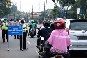<p>Petugas Polantas bersama Dinas Perhubungan (Dishub) melaksanakan pengawasan dalam penerapan Pembatasan Sosial Berskala Besar (PSBB) di Jalan Raya Bogor perbatasan Depok-Jakarta, Jumat (10/4/2020). Petugas memberhentikan kendaraan untuk mengimbau kewajiban memakai masker dan aturan penumpang dalam satu kendaraan. Polisi pun mengingatkan warga jika tidak ada keperluan penting atau mendesak agar kembali ke rumah. Foto: Ismail Pohan/TrenAsia</p>
