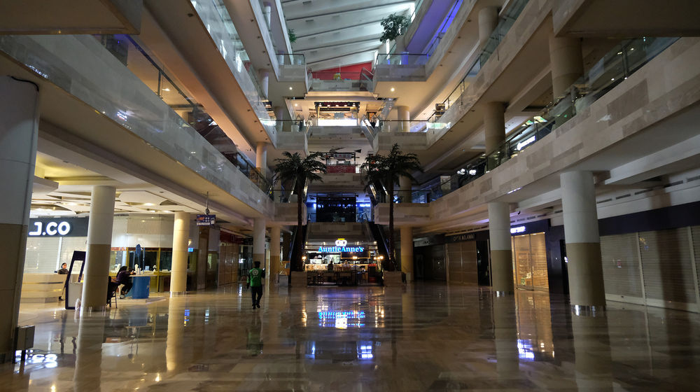 <p>Suasana lengang akibat tenant yang tutup di area salah satu pusat perbelanjaan di kawasan Pejaten, Jakarta, Jum’at (10/4/2020). Penerapan Pembatasan Sosial Berskala Besar membuat sejumlah pusat perbelanjaan kembali memperpanjang masa penutupan sampai 19 April sebagai upaya mencegah penyebaran wabah COVID-19. Foto: Ismail Pohan/TrenAsia</p>
