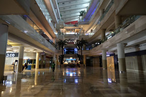 <p>Suasana lengang akibat tenant yang tutup di area salah satu pusat perbelanjaan di kawasan Pejaten, Jakarta, Jum’at (10/4/2020). Penerapan Pembatasan Sosial Berskala Besar membuat sejumlah pusat perbelanjaan kembali memperpanjang masa penutupan sampai 19 April sebagai upaya mencegah penyebaran wabah COVID-19. Foto: Ismail Pohan/TrenAsia</p>
