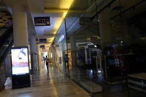 <p>Warga melintas di antara tenant yang tutup di area salah satu pusat perbelanjaan di kawasan Pejaten, Jakarta, Jum’at (10/4/2020). Penerapan Pembatasan Sosial Berskala Besar membuat sejumlah pusat perbelanjaan kembali memperpanjang masa penutupan sampai 19 April sebagai upaya mencegah penyebaran wabah COVID-19. Foto: Ismail Pohan/TrenAsia</p>
