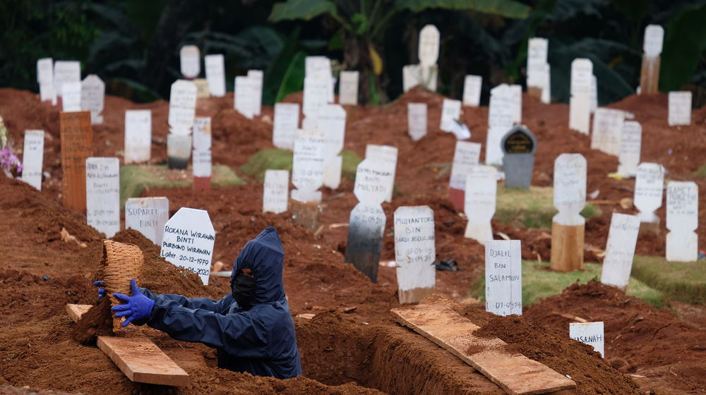 <p>Petugas Suku Dinas Pertamanan dan Pemakaman mengenakan perlengkapan APD menyiapkan liang kubur blok khusus kasus COVID-19 di Tempat Pemakaman Umum (TPU} Pondok Ranggon, Jakarta Timur, Minggu (26/4/2019). Untuk meminimalisir resiko dari banyaknya jumlah jenazah pasien COVID-19 yang dimakamkan setiap harinya, proses pemakaman berlangsung cepat dengan waktu paling lama sekitar 10 menit. Gubernur DKI Jakarta Anies Baswedan mengatakan, selama penerapan Pembatasan Sosial Berskala Besar (PSBB) tren pemakaman yang menggunakan prosedur tetap (protap) COVID-19 cenderung menurun. Foto: Ismail Pohan/TrenAsia</p>
