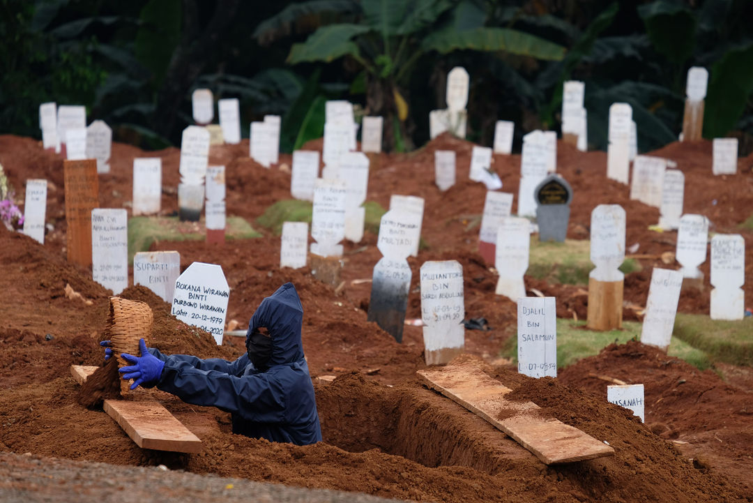 <p>Petugas Suku Dinas Pertamanan dan Pemakaman mengenakan perlengkapan APD menyiapkan liang kubur blok khusus kasus COVID-19 di Tempat Pemakaman Umum (TPU} Pondok Ranggon, Jakarta Timur, Minggu (26/4/2019). Untuk meminimalisir resiko dari banyaknya jumlah jenazah pasien COVID-19 yang dimakamkan setiap harinya, proses pemakaman berlangsung cepat dengan waktu paling lama sekitar 10 menit. Gubernur DKI Jakarta Anies Baswedan mengatakan, selama penerapan Pembatasan Sosial Berskala Besar (PSBB) tren pemakaman yang menggunakan prosedur tetap (protap) COVID-19 cenderung menurun. Foto: Ismail Pohan/TrenAsia</p>
