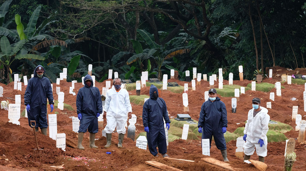 <p>Petugas Suku Dinas Pertamanan dan Pemakaman mengenakan alat perlindungan diri (APD) di antara pusara makam blok khusus kasus COVID-19 di Tempat Pemakaman Umum (TPU} Pondok Ranggon, Jakarta Timur, Minggu 26 April 2020. Untuk meminimalisasi risiko dari banyaknya jumlah jenazah pasien COVID-19 yang dimakamkan setiap harinya, proses pemakaman berlangsung cepat dengan waktu paling lama sekitar 10 menit.<br />
Gubernur DKI Jakarta Anies Baswedan mengatakan, selama penerapan Pembatasan Sosial Berskala Besar (PSBB) tren pemakaman yang menggunakan prosedur tetap (protap) COVID-19 cenderung menurun/Foto Ismail Pohan/TrenAsia</p>
