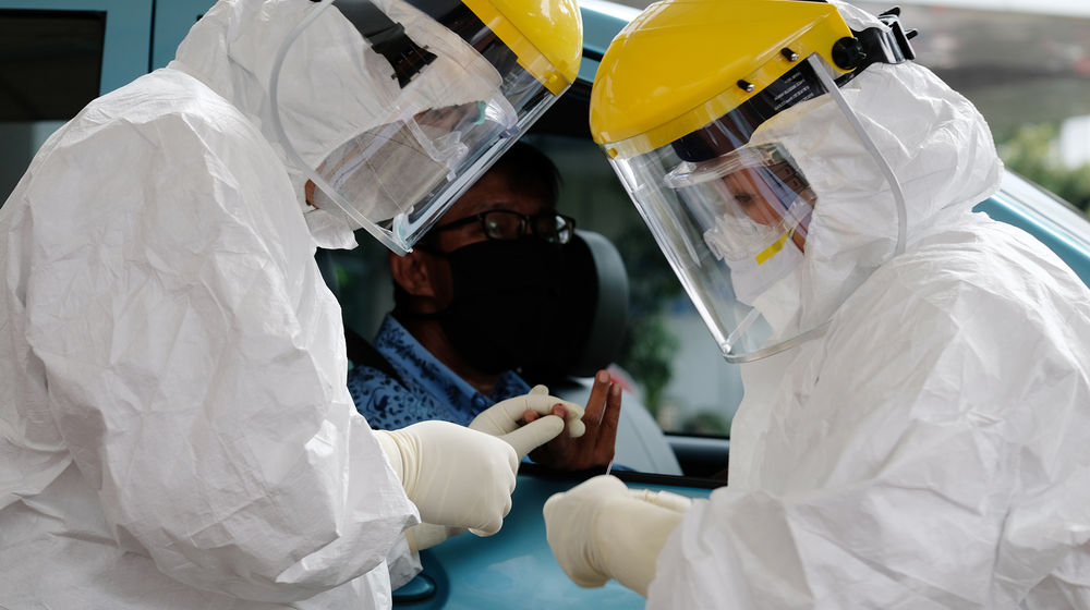 <p>Petugas medis mengambil sampel darah sopir taksi saat melakukan ujicoba cepat (rapid test) Drive Thru kepada pengemudi angkutan umum di halaman kantor Kementerian Perhubungan, Jakarta, Senin (20/4/2020). Kementerian Perhubungan melalui Direktorat Jenderal Perhubungan Darat menggelar Drive Thru rapid test bagi para pengemudi angkutan umum untuk mencegah penyebaran COVID-19. Foto: Ismail Pohan/TrenAsia</p>