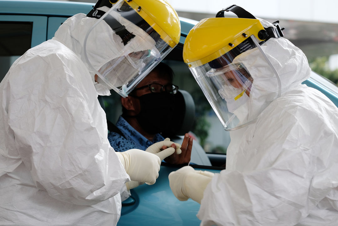 <p>Petugas medis mengambil sampel darah sopir taksi saat melakukan ujicoba cepat (rapid test) Drive Thru kepada pengemudi angkutan umum di halaman kantor Kementerian Perhubungan, Jakarta, Senin (20/4/2020). Kementerian Perhubungan melalui Direktorat Jenderal Perhubungan Darat menggelar Drive Thru rapid test bagi para pengemudi angkutan umum untuk mencegah penyebaran COVID-19. Foto: Ismail Pohan/TrenAsia</p>
