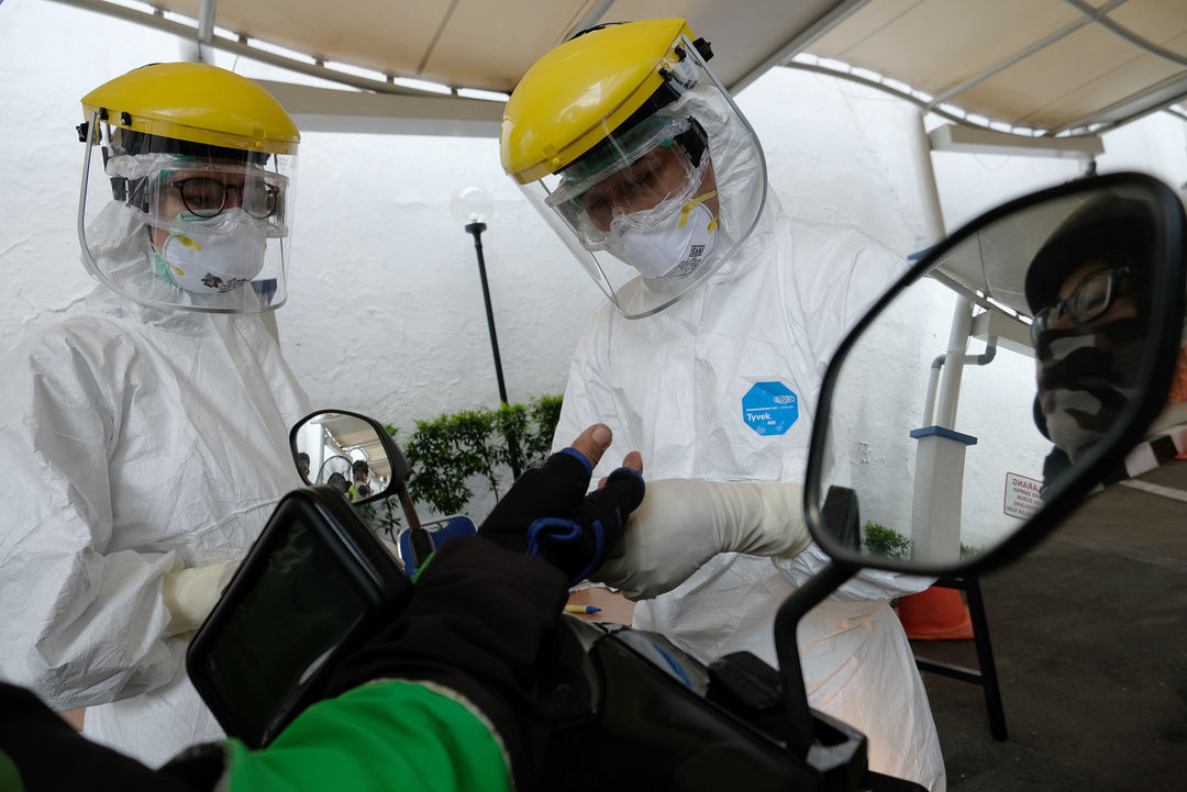 <p>Petugas medis mengambil sampel darah driver ojek online saat melakukan ujicoba cepat (rapid test) Drive Thru kepada pengemudi angkutan umum di halaman kantor Kementerian Perhubungan, Jakarta, Senin (20/4/2020). Kementerian Perhubungan melalui Direktorat Jenderal Perhubungan Darat menggelar Drive Thru rapid test bagi para pengemudi angkutan umum untuk mencegah penyebaran COVID-19. Foto: Ismail Pohan/TrenAsia</p>

