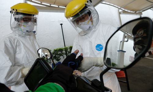 <p>Petugas medis mengambil sampel darah driver ojek online saat melakukan ujicoba cepat (rapid test) Drive Thru kepada pengemudi angkutan umum di halaman kantor Kementerian Perhubungan, Jakarta, Senin (20/4/2020). Kementerian Perhubungan melalui Direktorat Jenderal Perhubungan Darat menggelar Drive Thru rapid test bagi para pengemudi angkutan umum untuk mencegah penyebaran COVID-19. Foto: Ismail Pohan/TrenAsia</p>