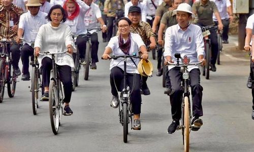 <p>Presiden Joko Widodo, Menteri Luar Negeri Retno Marsudi, dan Menteri Keuangan Sri Mulyani. / Facebook @smindrawati </p>
