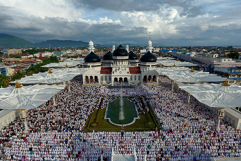 <p>Umat muslim melaksanakan ibadah salat sunat Id Idul Fitri di Masjid Raya Baiturrahman, Banda Aceh, Aceh, Minggu (25/6). Mayoritas umat muslim di seluruh Indonesia merayakan Hari Raya Idul Fitri sesuai dengan jadwal yang ditentukan Pemerintah. ANTARA FOTO/Irwansyah Putra/hp/17.</p>
