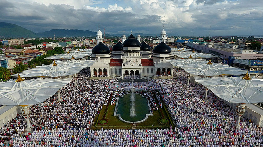 <p>Umat muslim melaksanakan ibadah salat sunat Id Idul Fitri di Masjid Raya Baiturrahman, Banda Aceh, Aceh, Minggu (25/6). Mayoritas umat muslim di seluruh Indonesia merayakan Hari Raya Idul Fitri sesuai dengan jadwal yang ditentukan Pemerintah. ANTARA FOTO/Irwansyah Putra/hp/17.</p>