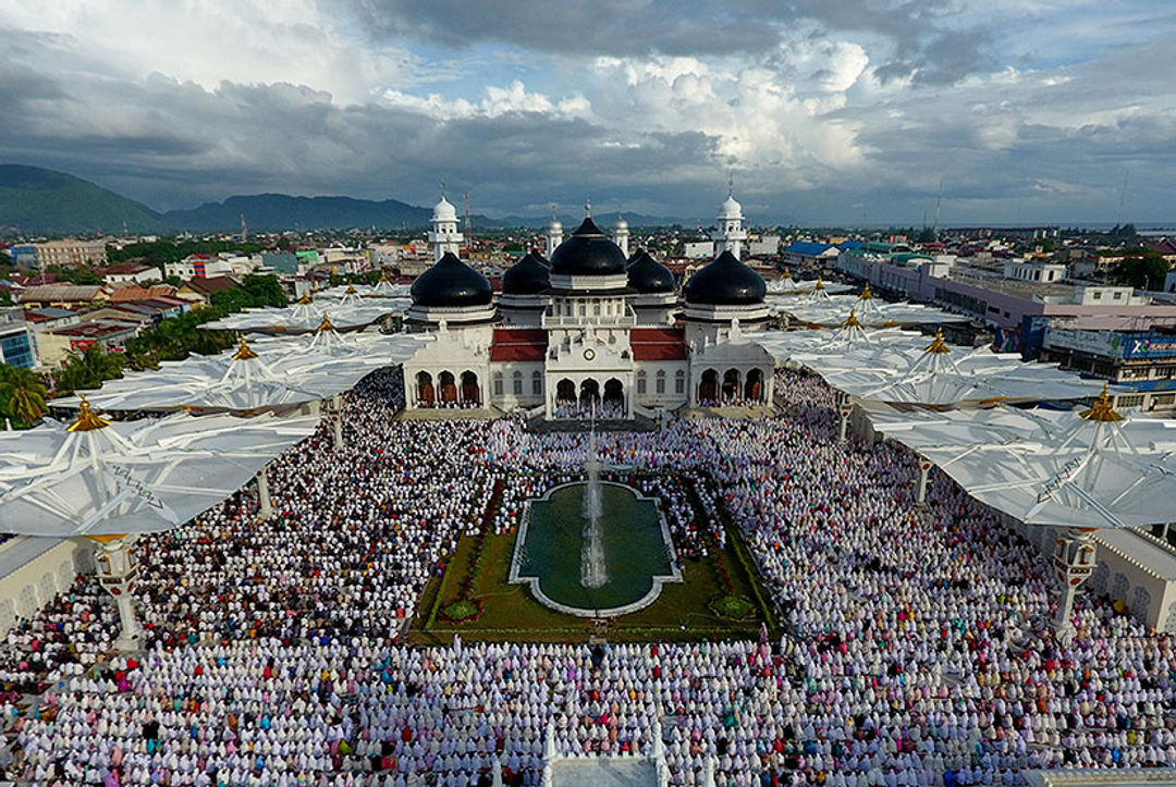 <p>Umat muslim melaksanakan ibadah salat sunat Id Idul Fitri di Masjid Raya Baiturrahman, Banda Aceh, Aceh, Minggu (25/6). Mayoritas umat muslim di seluruh Indonesia merayakan Hari Raya Idul Fitri sesuai dengan jadwal yang ditentukan Pemerintah. ANTARA FOTO/Irwansyah Putra/hp/17.</p>
