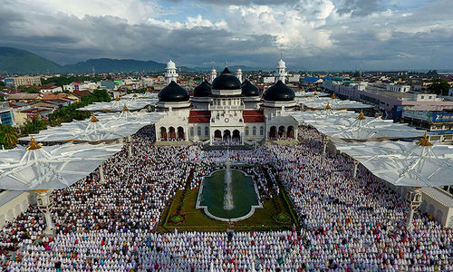 <p>Umat muslim melaksanakan ibadah salat sunat Id Idul Fitri di Masjid Raya Baiturrahman, Banda Aceh, Aceh, Minggu (25/6). Mayoritas umat muslim di seluruh Indonesia merayakan Hari Raya Idul Fitri sesuai dengan jadwal yang ditentukan Pemerintah. ANTARA FOTO/Irwansyah Putra/hp/17.</p>
