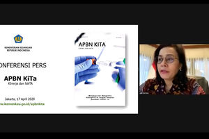 <p>Menteri Keuangan, Sri Mulyani Indrawati menjelaskan perkembangan APBN April 2020 dalam konferensi pers APBN KiTa secara virtual di Jakarta, Jumat 17 April 2020/ Sumber: Dokumentasi Trenasia</p>
