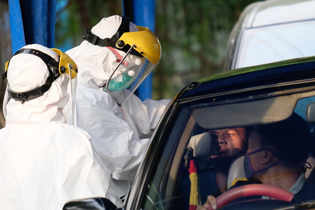 <p>Petugas medis mengambil sampel spesimen saat swab test secara drive thru di halaman Laboratorium Kesehataan Daerah (LABKESDA) Kota Tangerang, Banten 28 April 2020. Untuk menekan penyebaran Corona, Dinas Kesehatan Kota Tangerang rutin mengadakan swab test bagi warga yang diadakan setiap 2 kali seminggu. Foto: Ismail Pohan/TrenAsia</p>
