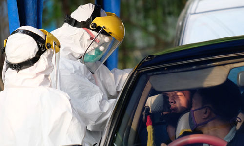 <p>Petugas medis mengambil sampel spesimen saat swab test secara drive thru di halaman Laboratorium Kesehataan Daerah (LABKESDA) Kota Tangerang, Banten 28 April 2020. Untuk menekan penyebaran Corona, Dinas Kesehatan Kota Tangerang rutin mengadakan swab test bagi warga yang diadakan setiap 2 kali seminggu. Foto: Ismail Pohan/TrenAsia</p>
