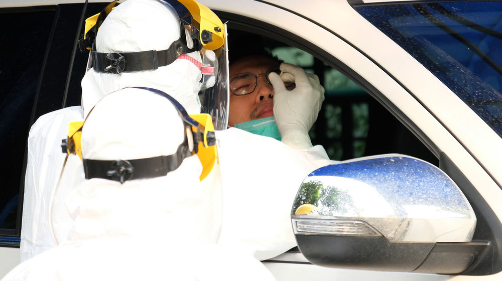 <p>Petugas medis mengambil sampel spesimen saat swab test secara drive thru di halaman Laboratorium Kesehataan Daerah (LABKESDA) Kota Tangerang, Banten 28 April 2020. Untuk menekan penyebaran Corona, Dinas Kesehatan Kota Tangerang rutin mengadakan swab test bagi warga yang diadakan setiap 2 kali seminggu. Foto: Ismail Pohan/TrenAsia</p>
