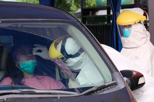 <p>Petugas medis mengambil sampel spesimen saat swab test secara drive thru di halaman Laboratorium Kesehataan Daerah (LABKESDA) Kota Tangerang, Banten 28 April 2020. Untuk menekan penyebaran Corona, Dinas Kesehatan Kota Tangerang rutin mengadakan swab test bagi warga yang diadakan setiap 2 kali seminggu. Foto: Ismail Pohan/TrenAsia</p>
