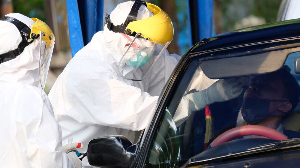 <p>Petugas medis mengambil sampel spesimen saat swab test secara drive thru di halaman Laboratorium Kesehataan Daerah (LABKESDA) Kota Tangerang, Banten 28 April 2020. Untuk menekan penyebaran Corona, Dinas Kesehatan Kota Tangerang rutin mengadakan swab test bagi warga yang diadakan setiap 2 kali seminggu. Foto: Ismail Pohan/TrenAsia</p>
