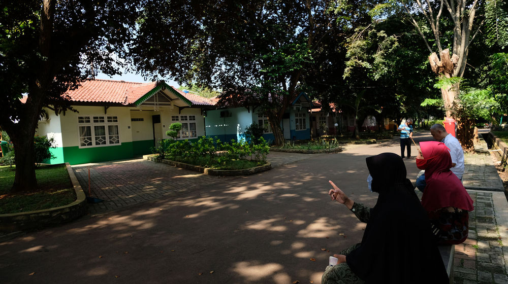<p>Kepala Sekolah SMKN 57, Eti Suyanti (kiri) dan karyawan menunjukkan sejumlah kamar yang akan dijadikan tempat tinggal sementara tenaga medis penanganan Covid-19 di SMK Negeri 57, Jakarta, Rabu (22/4/2020). SMKN 57 merupakan salah satu dari sejumlah sekolah yang rencananya oleh Pemprov DKI Jakarta dijadikan sebagai tempat tinggal sementara untuk tenaga medis dan kamar isolasi tambahan bagi pasien Covid-19. Foto: Ismail Pohan/TrenAsia</p>
