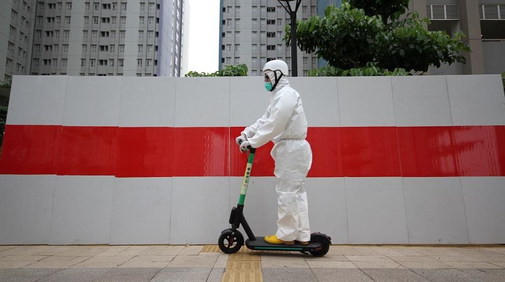 <p>Tenaga Medis Rumah Sakit Darurat COVID-19 Kemayoran menggunakan GrabWheels (Sumber: https://www.grab.com/)</p>
