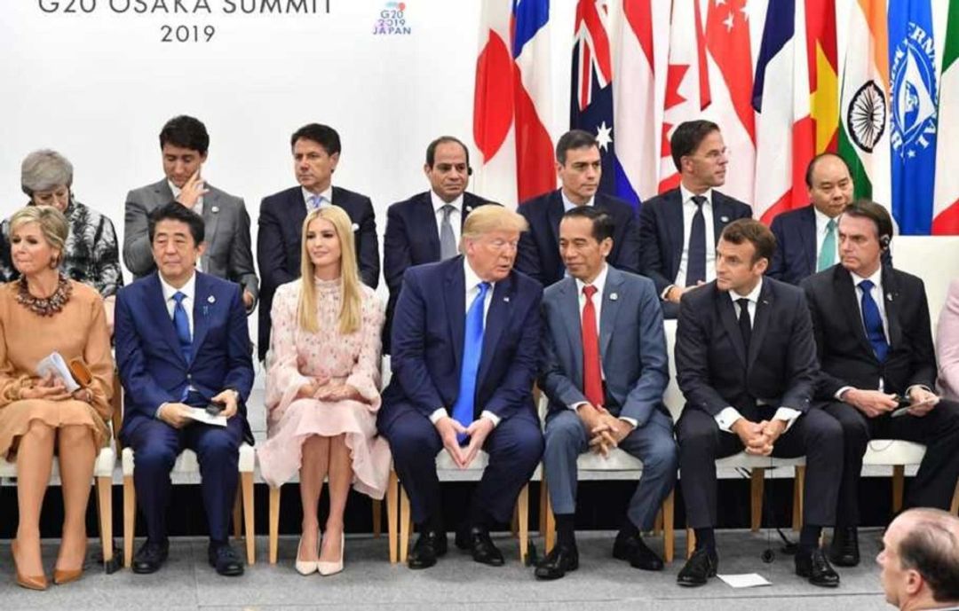 <p>Presiden Joko Widodo (depan, ketiga kanan) dan Presiden Donald Trump berbincang pada KTT G-20 di Osaka, Jepang, 29 Juni 2019. / Foto: Twitter @jokowi</p>
