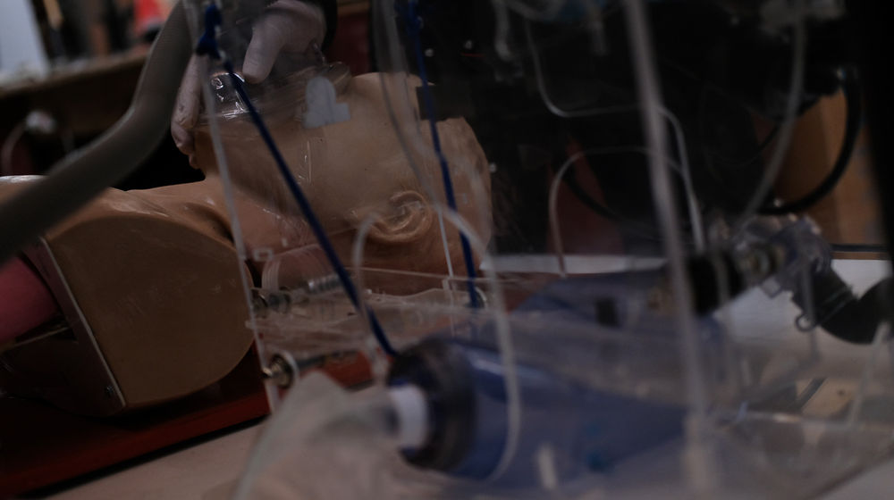 <p>Pengrajin melakukan uji coba ventilator di Industri UMKM Agusta, Kebayoran Lama, Jakarta, Rabu (15/4/2020). UMKM yang memproduksi ventilator untuk membantu medis menangani pasien COVID-19 ini berharap produk buatannya segera mendapatkan sertifikasi dan ijin penggunaan dari Kementerian Kesehatan agar dapat segera di produksi secara massal. Foto: Ismail Pohan/TrenAsia</p>
