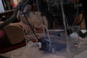 <p>Pengrajin melakukan uji coba ventilator di Industri UMKM Agusta, Kebayoran Lama, Jakarta, Rabu (15/4/2020). UMKM yang memproduksi ventilator untuk membantu medis menangani pasien COVID-19 ini berharap produk buatannya segera mendapatkan sertifikasi dan ijin penggunaan dari Kementerian Kesehatan agar dapat segera di produksi secara massal. Foto: Ismail Pohan/TrenAsia</p>