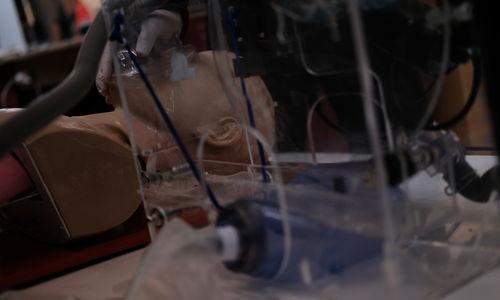 <p>Pengrajin melakukan uji coba ventilator di Industri UMKM Agusta, Kebayoran Lama, Jakarta, Rabu (15/4/2020). UMKM yang memproduksi ventilator untuk membantu medis menangani pasien COVID-19 ini berharap produk buatannya segera mendapatkan sertifikasi dan ijin penggunaan dari Kementerian Kesehatan agar dapat segera di produksi secara massal. Foto: Ismail Pohan/TrenAsia</p>
