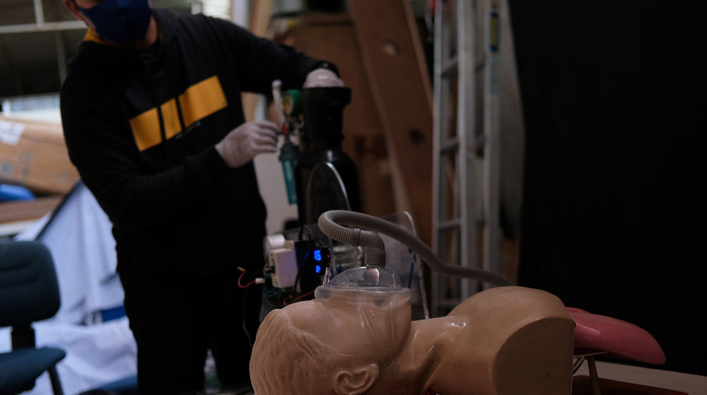 <p>Perajin melakukan uji coba ventilator di Industri UMKM Agusta, Kebayoran Lama, Jakarta, Rabu (15/4/2020). UMKM yang memproduksi ventilator untuk membantu medis menangani pasien COVID-19 ini berharap produk buatannya segera mendapatkan sertifikasi dan ijin penggunaan dari Kementerian Kesehatan agar dapat segera di produksi secara massal. Foto: Ismail Pohan/TrenAsia</p>
