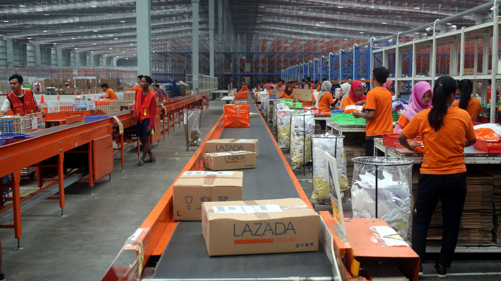 Pekerja menyiapkan barang pesanan untuk dikirimkan kepada pembeli di gudang toko daring Lazada di Cimanggis, Depok, Jawa Barat, Selasa (23/5). Untuk mengimbangi perkembangan. 
