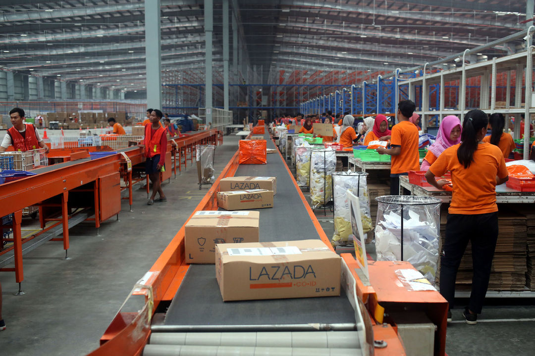 Pekerja menyiapkan barang pesanan untuk dikirimkan kepada pembeli di gudang toko daring Lazada di Cimanggis, Depok, Jawa Barat, Selasa (23/5). Untuk mengimbangi perkembangan. 