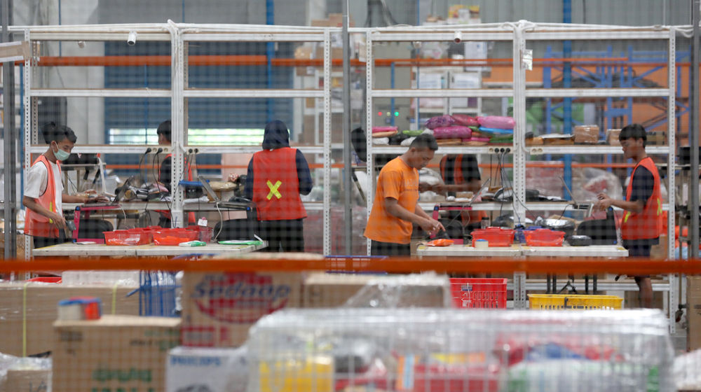 <p>Pekerja menyiapkan barang pesanan untuk dikirimkan kepada pembeli di gudang toko daring Lazada di Cimanggis, Depok, Jawa Barat. Foto: Ismail Pohan/TrenAsia</p>

