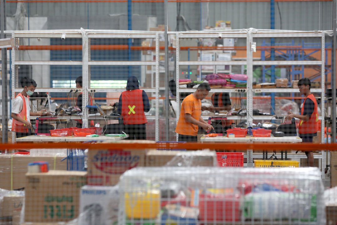 <p>Pekerja menyiapkan barang pesanan untuk dikirimkan kepada pembeli di gudang toko daring Lazada di Cimanggis, Depok, Jawa Barat. Foto: Ismail Pohan/TrenAsia</p>
